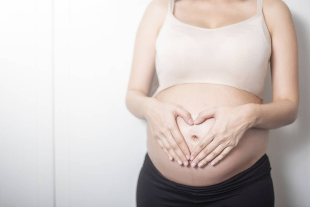 Schwangere erwartet ein Baby aus nächster Nähe - Foto, Bild