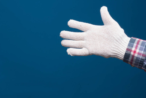 Професійні руки захищені промисловими рукавичками. Рукавички для захисту рук. Руки з лікарськими засобами, промислові товари, окуляри, шафа для медицини
. - Фото, зображення