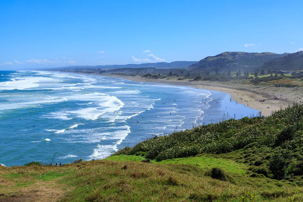 Czarny piasek plaży w Muriwai w zachodniej Auckland Region, Nowa Zelandia, popularne miejsce dla surferów  - Zdjęcie, obraz