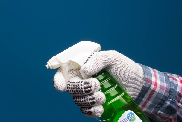 Profesjonalne ręce zabezpieczone rękawicami przemysłowymi. Rękawiczki do ochrony dłoni. Ręce z produktami leczniczymi, produktami przemysłowymi, szklankami, apteczką. - Zdjęcie, obraz