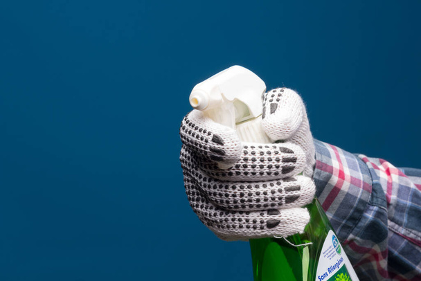 Profesionální ruce chráněné průmyslovými rukavicemi. Rukavice na ochranu ruky. Ruce s léky, průmyslové výrobky, brýle, lékárničky. - Fotografie, Obrázek