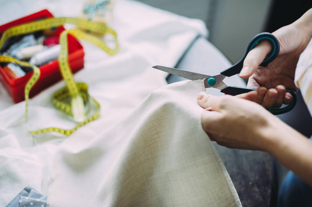 girl master scissors cuts the fabric. handmade. tailor - Fotoğraf, Görsel
