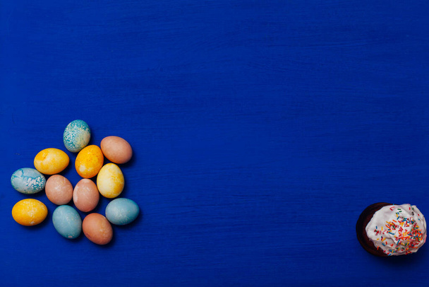 huevos multicolores para las vacaciones de Pascua sobre un fondo azul
 - Foto, Imagen