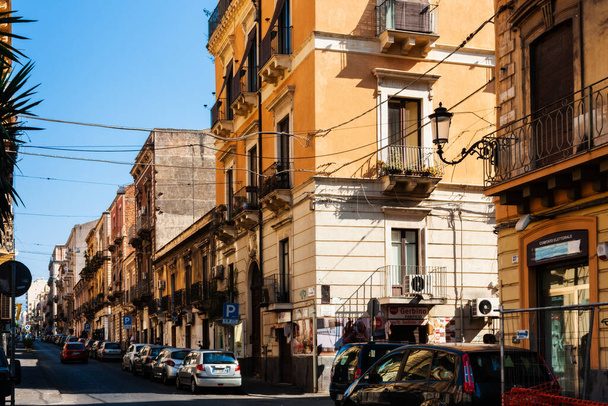 vista de la calle en la parte histórica de la ciudad, edificios antiguos en el estilo Barocoo, arquitectura tradicional
 - Foto, imagen