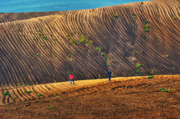 mujer en el campo. turista en una colina de un campo pintoresco
 - Foto, Imagen