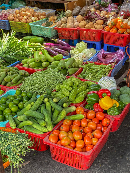 Légumes assortis dans des paniers colorés à vendre au marché extérieur
 - Photo, image