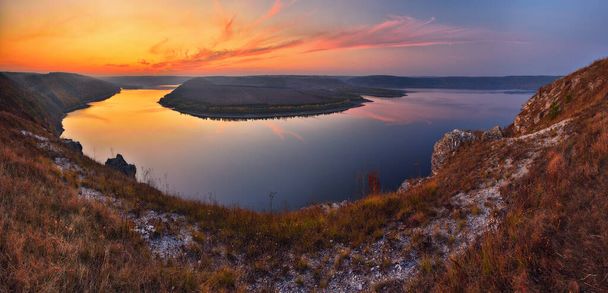 Picturesque Dniester Nehri. Nehir kanyonunda sonbahar günbatımı - Fotoğraf, Görsel