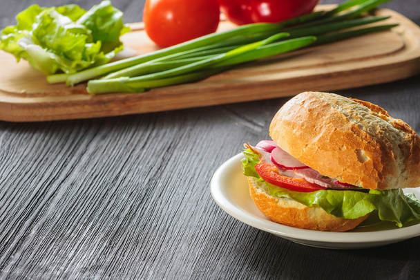 Сэндвич со свежими овощами, сыром и ветчиной
 - Фото, изображение