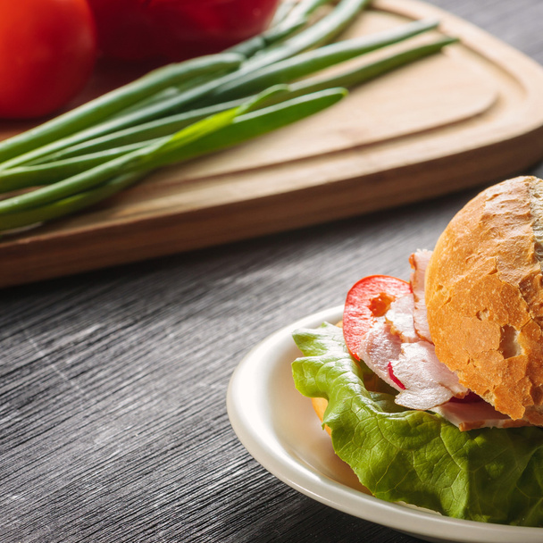 szendvics friss zöldségekkel, sajttal, sonkával - Fotó, kép