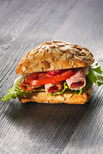 ein frisches Feinkostsandwich mit Schinken, Rettich, Tomaten - Foto, Bild