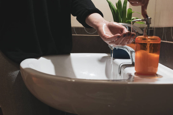 Mujer lavándose las manos con jabón
 - Foto, Imagen