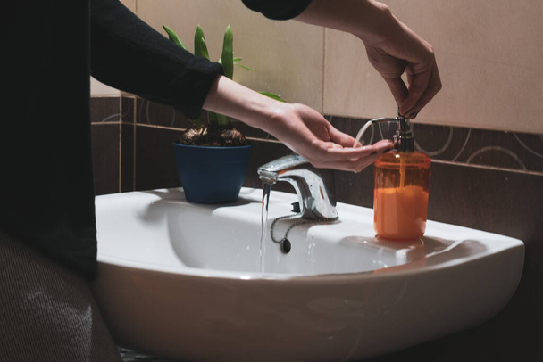 Donna che si lava le mani con il sapone
 - Foto, immagini