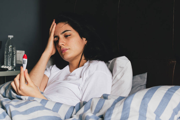 mujer enferma en su cama
 - Foto, Imagen