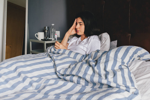 Nemocná žena v posteli - Fotografie, Obrázek