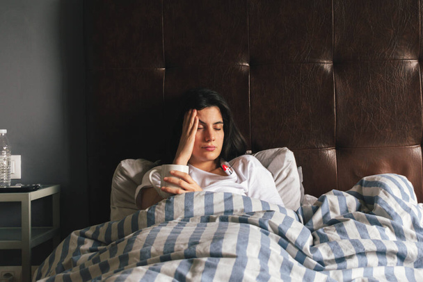 mulher doente em sua cama
 - Foto, Imagem