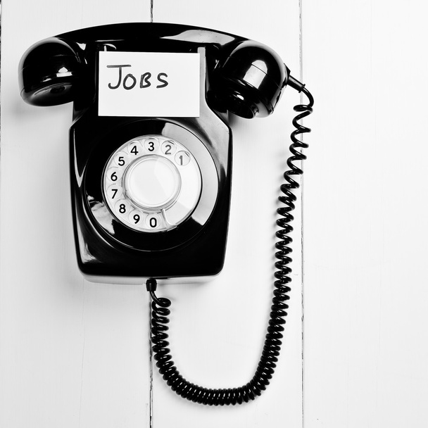 retro telefon-val egy munkahely Megjegyzés, foglalkoztatási keresés koncepció - Fotó, kép