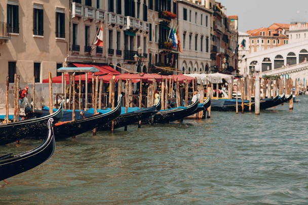 Ponte Rialto e Grande Canal em Veneza, Itália
 - Foto, Imagem