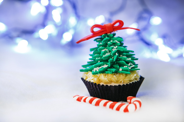 Weihnachtsbaumkuchen mit weißem Fondant-Zuckerguss - Foto, Bild