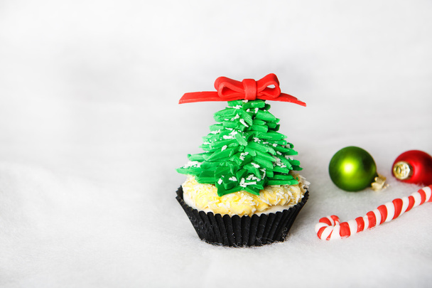 Kerstboom cupcake met witte fondant glazuur - Foto, afbeelding