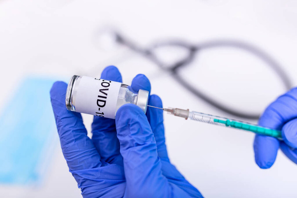 COVID-19 Fiolka zawierająca dawkę szczepionki Strzykawka zawierająca lek przeciw grypie, koncepcja medyczna szczepionka do wstrzykiwań podskórnych leczenie choroby profilaktyka szpitalna choroba immunizacyjna - Zdjęcie, obraz
