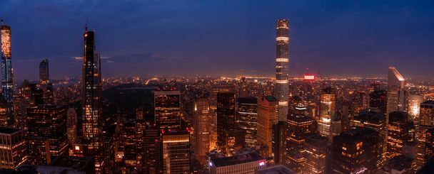 New York City night skyline with cityscape and skyscrapers in Manhattan - Foto, afbeelding