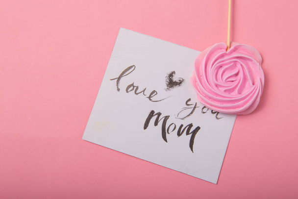 Love you mom  handwritten inscription. Hand drawn lettering,  calligraphy. card with spring tree brunch background, Valentine, Mother's Day. - Foto, Imagen