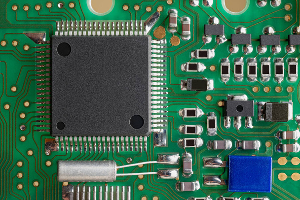 Carte PCB supermacro close-up. Nombreux condensateurs, résistances à bord. Photo d'ingénierie numérique. Microprocesseur Flash sur photo
.  - Photo, image