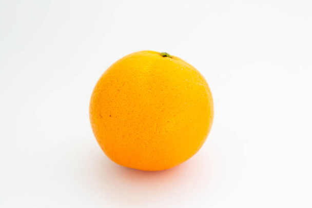 orange on a white background - Foto, afbeelding