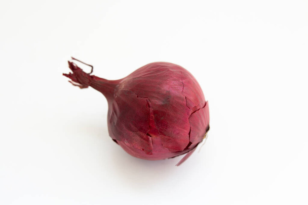 blue onion on a white background - Foto, afbeelding