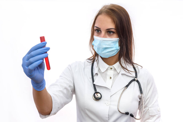 Lekarz w masce badający probówki z czerwoną substancją izolowaną na białym - Zdjęcie, obraz