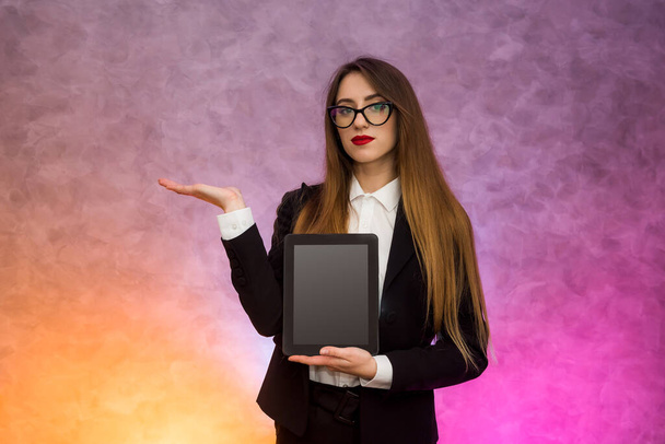 Roztomilá žena v brýlích pomocí tabletu na abstraktním pozadí. Obchodní koncept - Fotografie, Obrázek