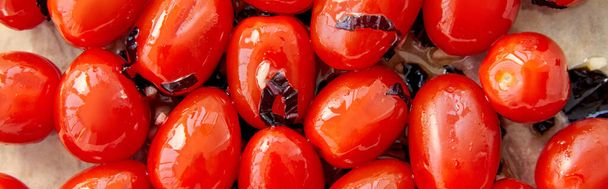 Kese kağıdının üzerinde fesleğen yaprağı olan domateslerin yatay görüntüsü  - Fotoğraf, Görsel