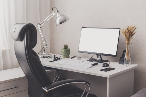 Moderno escritório em casa elegante local de trabalho. Cores brancas, preto e cromado
 - Foto, Imagem