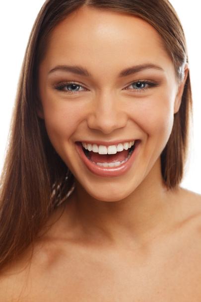 Молода позитивна брюнетка дівчина з красивою посмішкою
 - Фото, зображення
