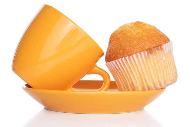 Un pequeño muffin entero al horno con taza aislada en blanco
 - Foto, imagen