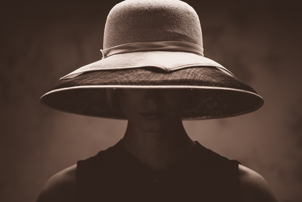 Young woman in big hat - Foto, Imagen