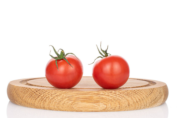 Grupo de dos tomate rojo cereza fresco entero en placa de madera aislado en blanco
 - Foto, Imagen