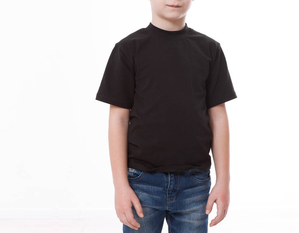 Tişört tasarımı ve insan konsepti. Boş siyah tişörtlü, gömlekli, önden ve arkadan izole edilmiş genç adamın yakın çekimi.. - Fotoğraf, Görsel