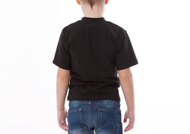 t-shirt design e as pessoas conceito close-up de jovem em branco t-shirt preta, camisa frontal e traseira isolada
. - Foto, Imagem