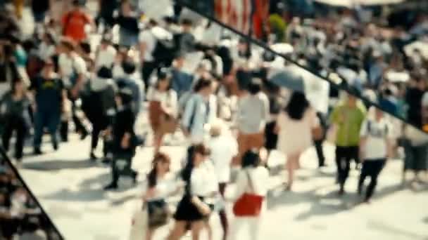 Straßenansicht von Tokio mit Menschen im Spiegelmosaik. Einkaufsviertel Harajuku. 4K-Auflösung verschwommener Blick. - Filmmaterial, Video