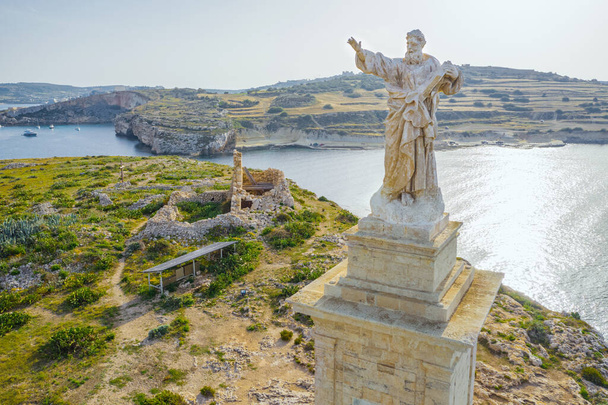 St. Pauls Adası 'ndaki St. Pauls Heykeli' nin havadan görünüşü. Kapatın. Malta ülkesi - Fotoğraf, Görsel