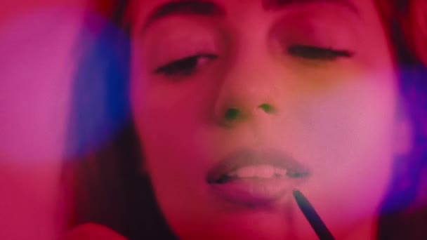Tyylikäs lähikuva Shot of Meikki Taiteilija työskentelee nuoren tytön huulet
 - Materiaali, video