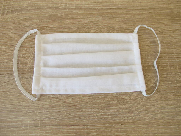 白い綿で作られた自縫いの布面マスク - 写真・画像