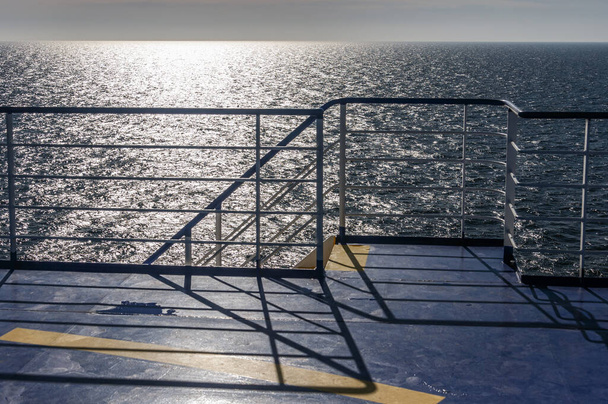 Białe balustrady skierowane na Morze Śródziemne i jego cień jest rzucany na ziemię - Zdjęcie, obraz