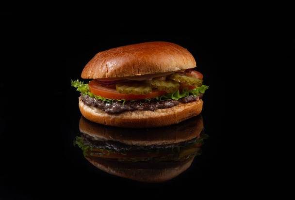 świeże smaczne hamburgery izolowane na czarnym tle. zbliżenie - Zdjęcie, obraz