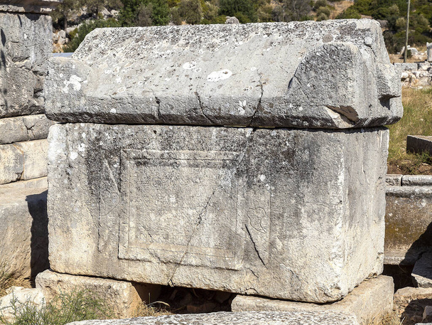 Σαρκοφάγος ερείπια στην αρχαία πόλη Πατάρα, Αττάλεια, Τουρκία. - Φωτογραφία, εικόνα