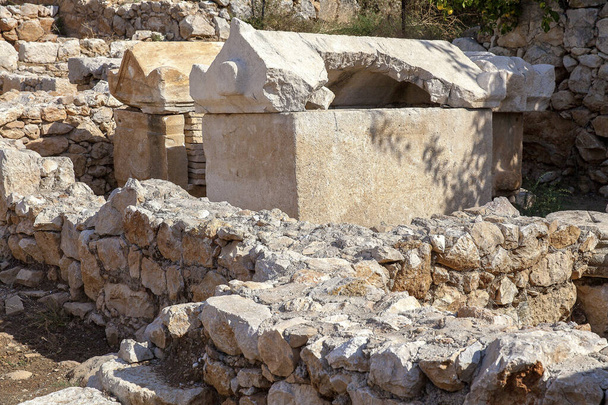 Ruines de sarcophage dans la nécropole de Patara ville antique, Antalya, Turquie
. - Photo, image