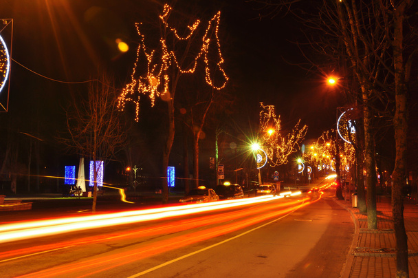 az éjszakai utcán díszített koszorúkat - Fotó, kép