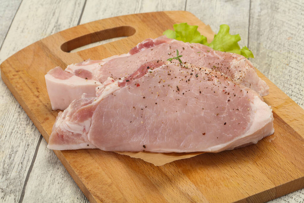 Carne di maiale cruda bistecca pronta per la griglia - Foto, immagini