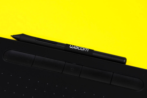 Kazo-shi, Japan 22.04.2020: Pen tablet Wacom Intuos M Wacom logo close up - Фото, зображення